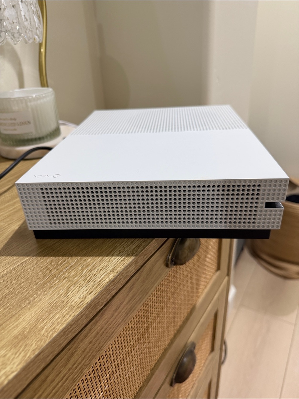 Microsoft Xbox One S Console in White - Picture 4 of 11